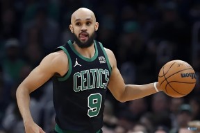 关于波士顿凯尔特人国际比赛日更衣室发声；志在全明星赛名次提升；气氛紧张；赛程密集仍需轮换的信息